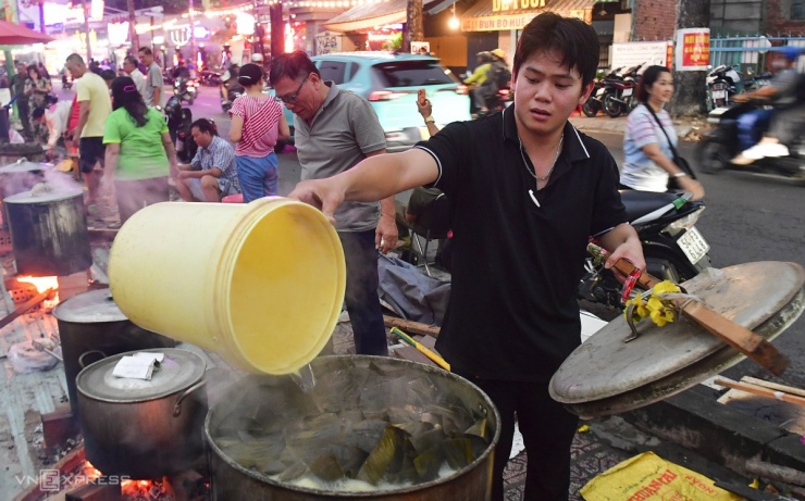 Nấu 2.000 bánh tét bên bờ kênh TP HCM tặng người khó khăn - 2