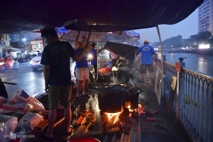 Nấu 2.000 bánh tét bên bờ kênh TP HCM tặng người khó khăn - 3