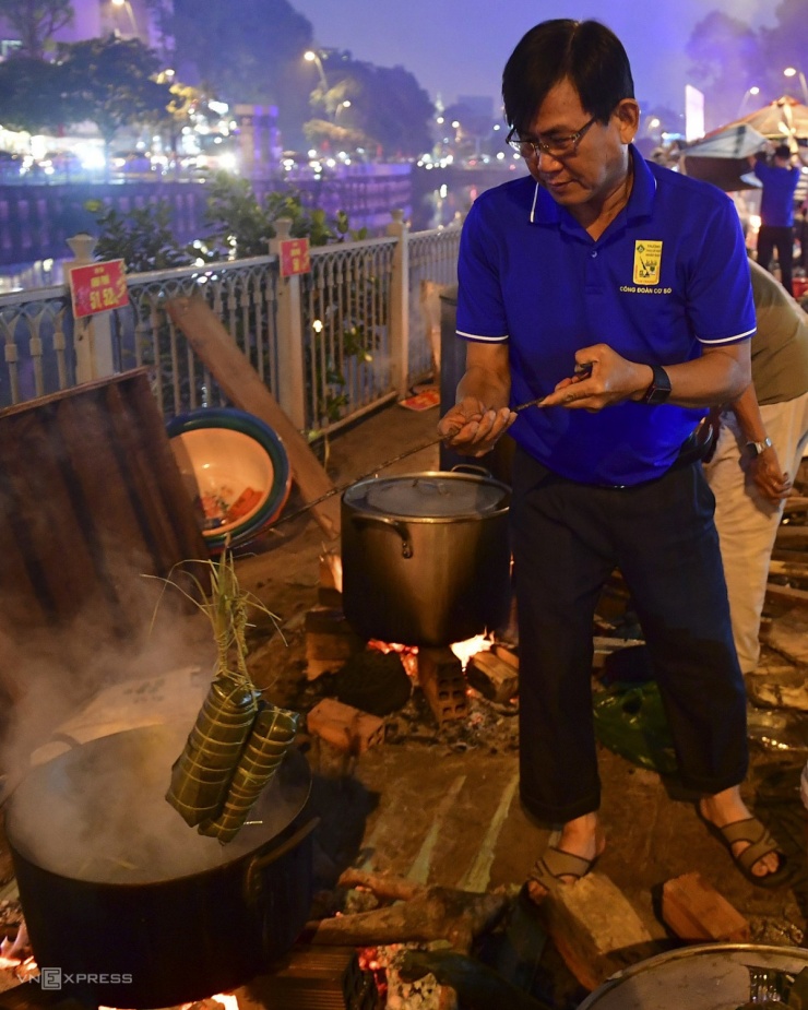 Nấu 2.000 bánh tét bên bờ kênh TP HCM tặng người khó khăn - 6