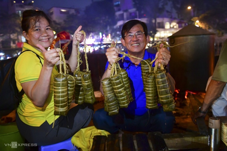 Nấu 2.000 bánh tét bên bờ kênh TP HCM tặng người khó khăn - 9