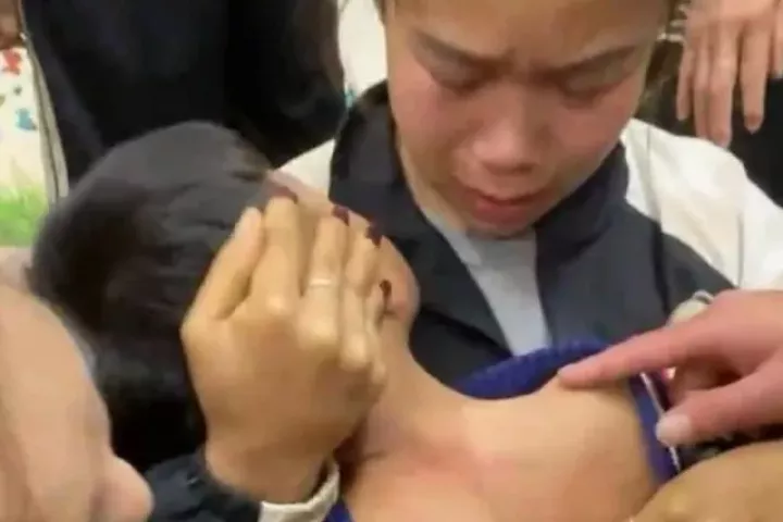 Học sinh lớp 1 bị 'nhốt' trong lớp nhiều giờ sau khi tan học