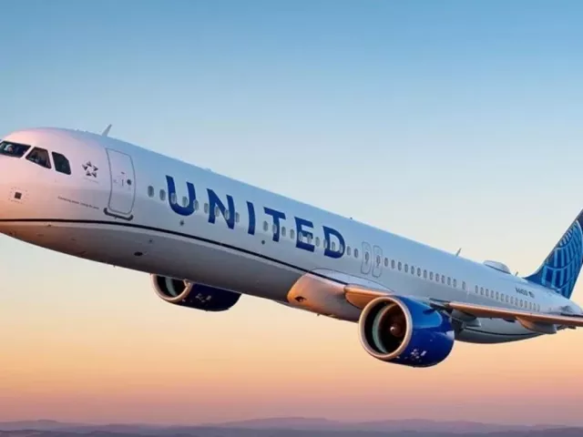 Nam tiếp viên nhận 'mưa lời khen' sau một hành động với khách nữ