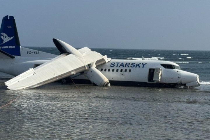 Máy bay chở 55 người trượt khỏi đường băng lao ra biển