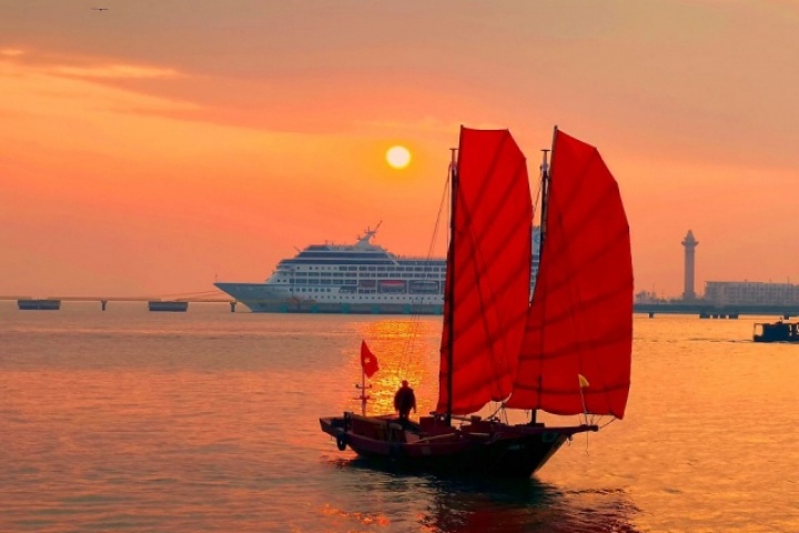 Thuyền buồm cánh đỏ trên vịnh Hạ Long gợi ký ức xưa