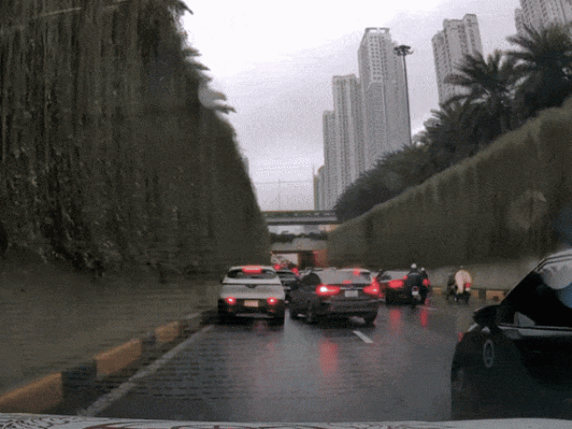 Clip: Ô tô con chuyển làn va quệt xe khác rồi bỏ đi