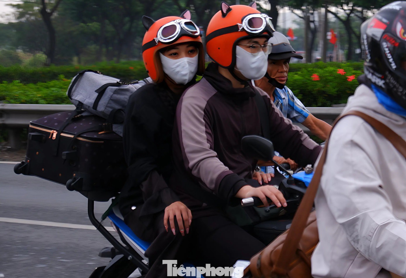 Người dân lỉnh kỉnh đồ đạc, rời TPHCM trên xe máy để về quê đón Tết.