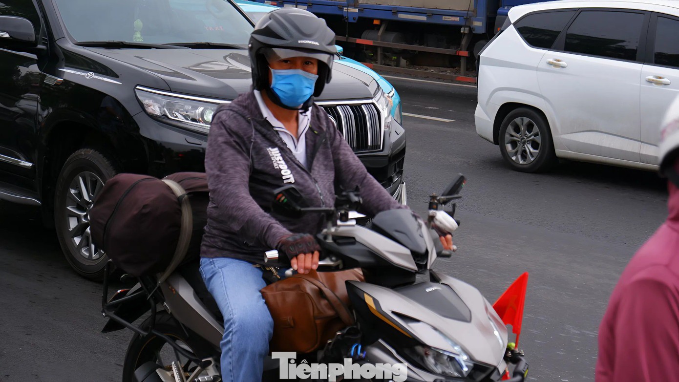 Người dân lỉnh kỉnh đồ đạc, rời TPHCM trên xe máy để về quê đón Tết.