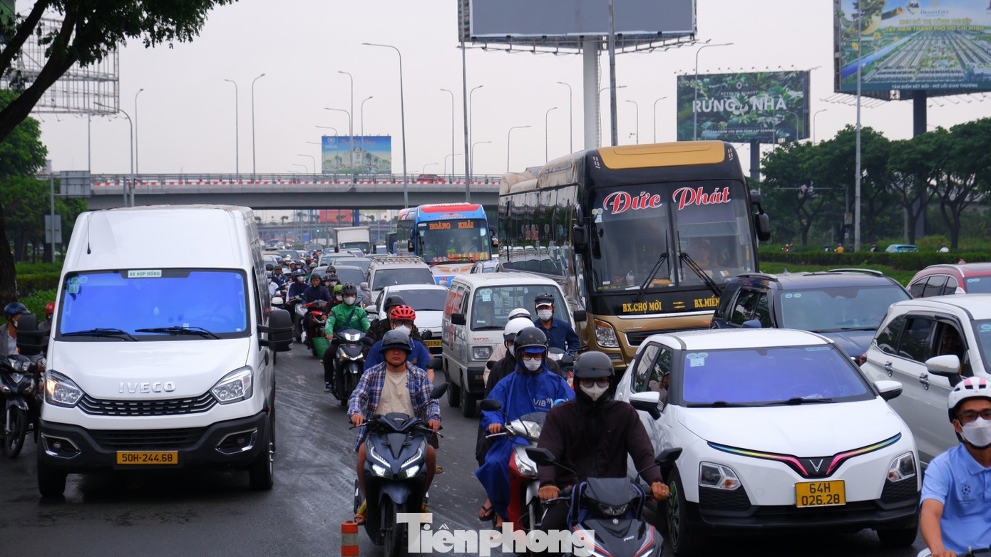 Cửa ngõ TPHCM chật kín người về quê đón Tết trong mưa trái mùa - 6
