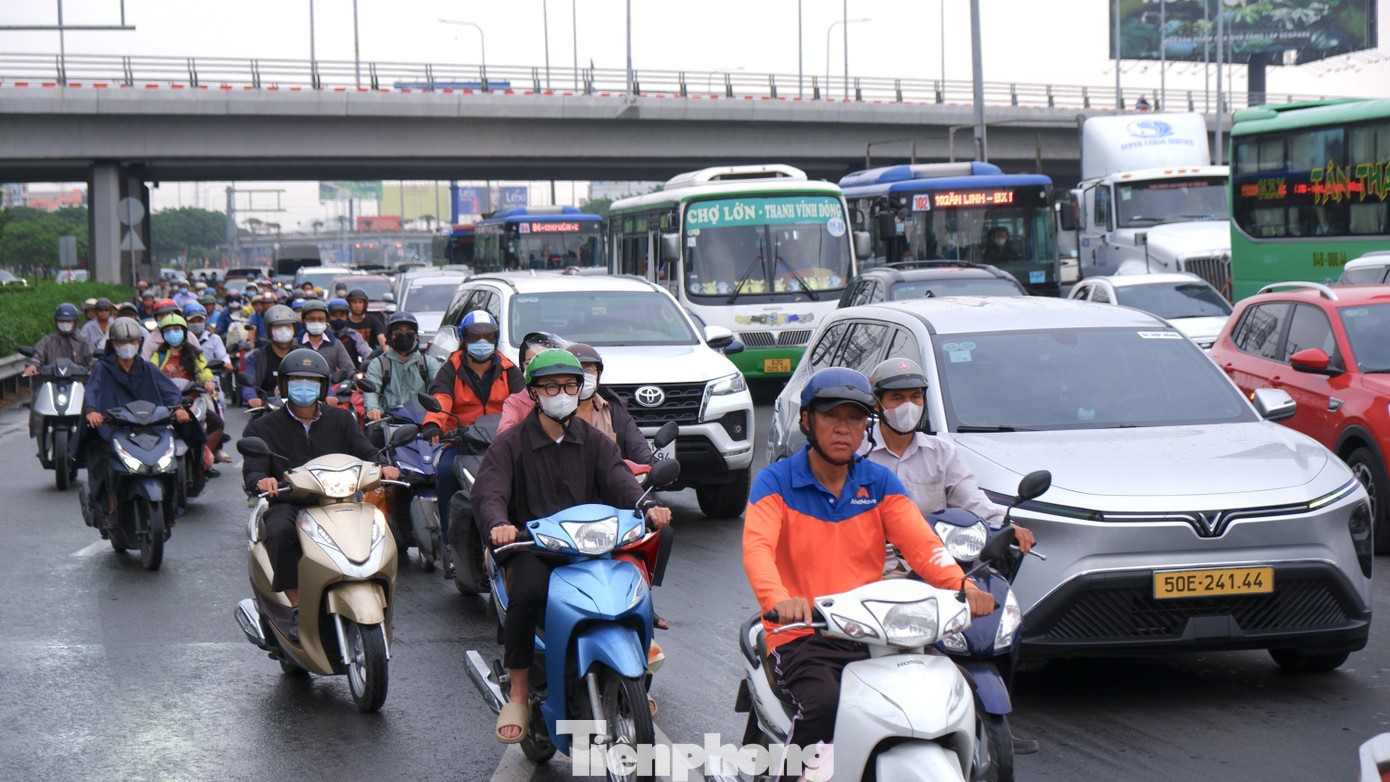Cửa ngõ TPHCM chật kín người về quê đón Tết trong mưa trái mùa - 7