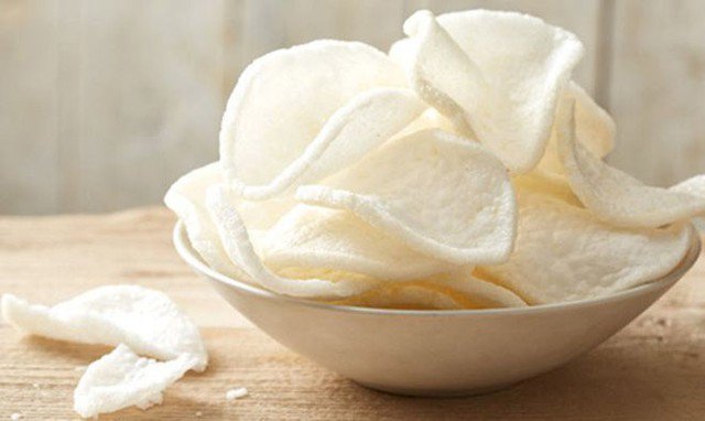 Giòn rụm, béo thơm nhưng bánh phồng tôm lại chứa lượng lớn tinh bột và chất béo, dễ gây tăng cân nếu ăn nhiều.