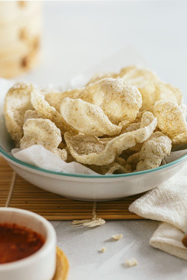 Bánh phồng tôm là món ăn vặt quen thuộc, xuất hiện dày đặc trên mâm cỗ và bàn tiệc ngày Tết của nhiều gia đình Việt.