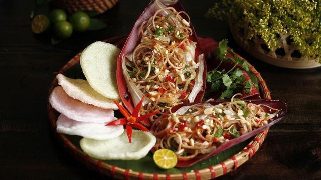 Bánh phồng tôm không phải thực phẩm cấm kỵ, song bác sĩ khuyến cáo nên ăn chừng mực để tránh tăng cân, béo phì sau Tết.