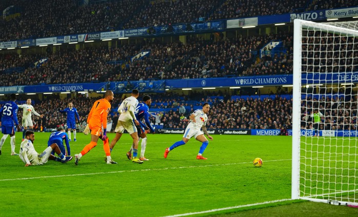 Noah Okafor đã ghi một trong những bàn thắng kỳ lạ nhất giúp Leeds cầm hoà Chelsea 2-2 ở vòng 25 Ngoại hạng Anh. Ảnh: Shutterstock Editorial