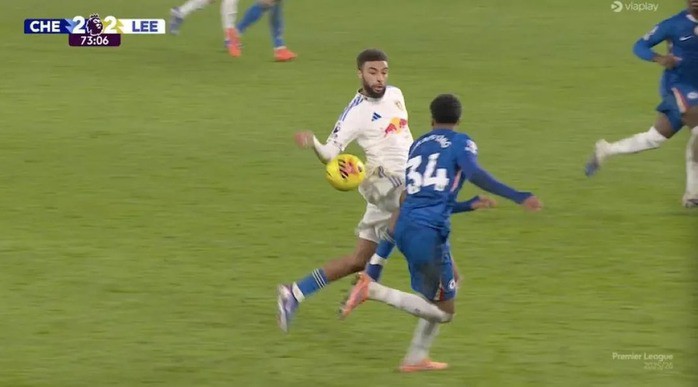 CĐV Chelsea vô cùng tức giận vì Jayden Bogle để bóng chạm tay rõ ràng. Ảnh: Viaplay