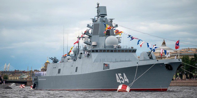 Tàu khu trục Admiral Gorshkov của Nga trên sông Neva. (Nguồn: Shutterstock)