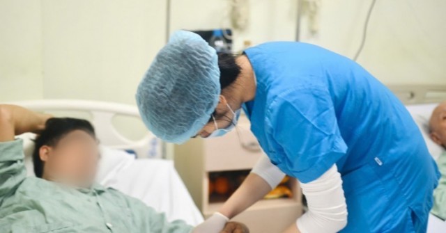 Cấp cứu cận Tết: Người đàn ông 57 tuổi ở Hà Nội chấn thương nặng ở tay do chặt thịt gà