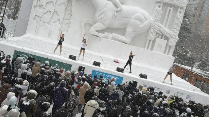 Các thành viên nhóm Planck Stars lễ hội tuyết. Ảnh: X