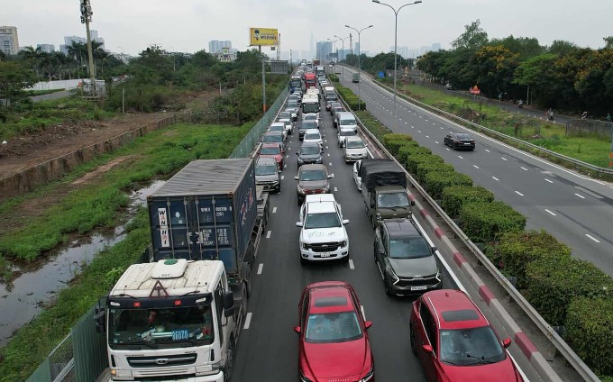 Ùn tắc ở khu vực nút giao An Phú dẫn ra cao tốc TP HCM - Long Thành, sáng 11/2. Ảnh: Đình Văn