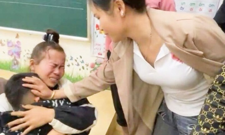 Em P. được bố mẹ và người thân tìm thấy trong lớp học. (Ảnh: Chụp màn hình)
