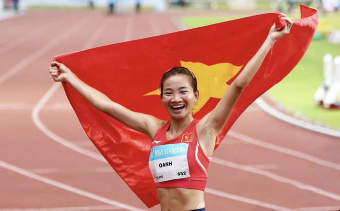 Nguyễn Thị Oanh có khoản thu nhập từ tiền thưởng thành tích để chuẩn bị đón Tết. Ảnh: QUÝ LƯỢNG