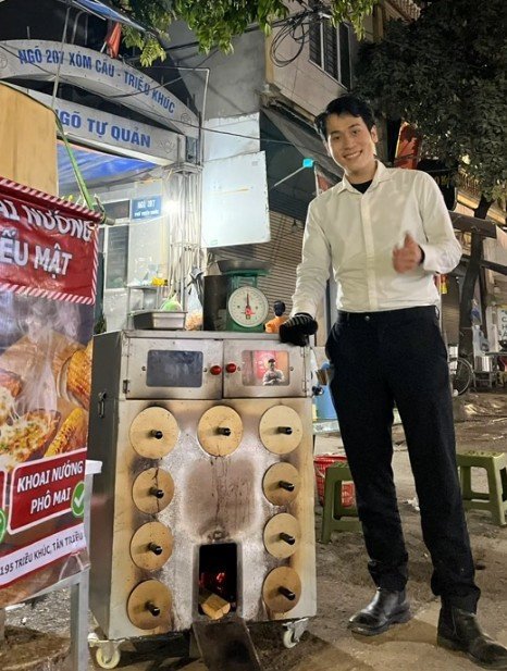 Nguyễn Hiếu, chàng trai Gen Z "sáng làm văn phòng, tối bán khoai nướng".