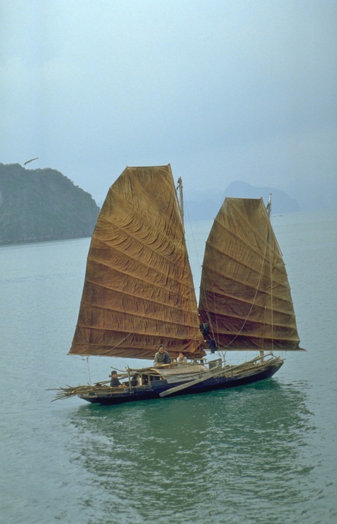 Thuyền gỗ cánh buồm nâu trên vịnh Hạ Long do nhà báo Bill Keeping chụp năm 1990.