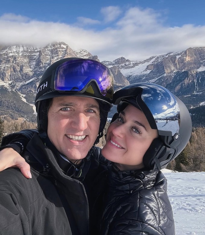 Katy Perry và cựu Thủ tướng Canada quấn quýt trong kỳ nghỉ đông.