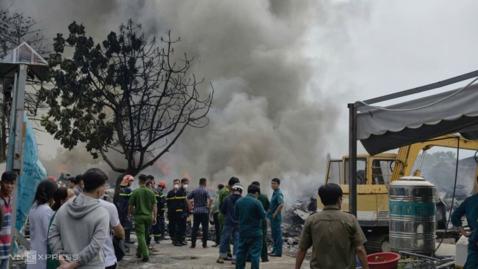 Nhiều lực lượng được huy động tới dập lửa. Ảnh: Đình Văn