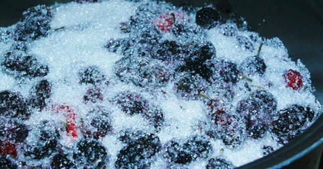 Dâu tằm ngâm đường.