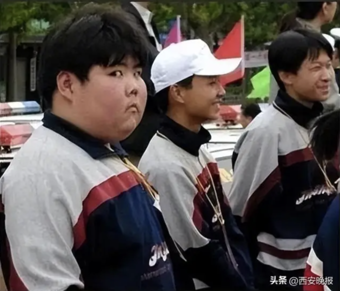 Qian Zhijun, 39 tuổi, ở Thượng Hải, bất ngờ trở thành hiện tượng mạng thế hệ đầu sau một bức ảnh chụp năm 2003. Ảnh: Baidu