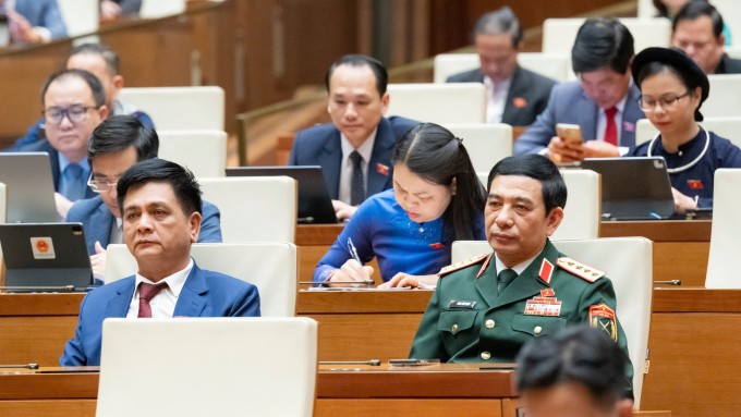 Bộ trưởng Quốc phòng Phan Văn Giang và các đại biểu Quốc hội khóa 15 tại phiên họp ngày 11/12. Ảnh: Hoàng Phong