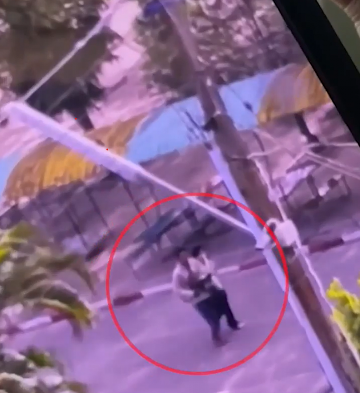 Hình ảnh trích từ camera an ninh cho thấy tay súng đi vào trường học. Ảnh: The Sun