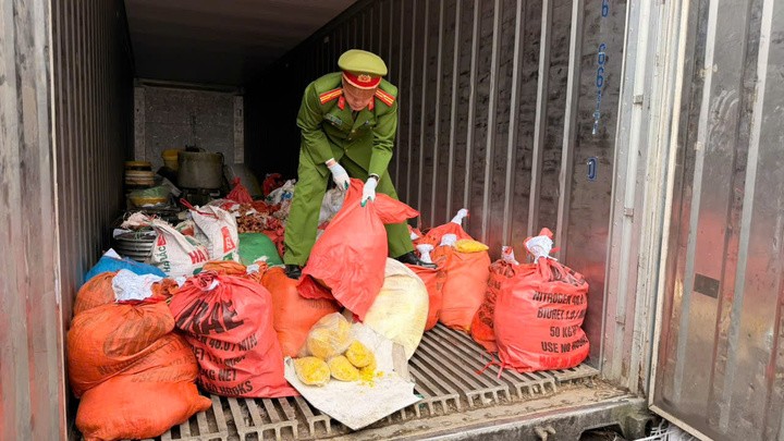 Công an thu giữ gần 2 tấn riềng xay đã trộn chất Vàng O và chất tẩy đường. (Ảnh: Công an Bắc Ninh)