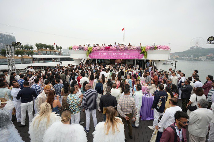 Lễ cưới của cặp đôi tỉ phú Ấn Độ trên du thuyền ngày 11-2