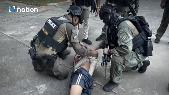 Đối tượng Khemnan (19 tuổi) bị cảnh sát đặc nhiệm khống chế. Ảnh: Nation Thailand