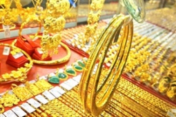 Giá vàng trong nước neo đỉnh dù giá thế giới lao dốc