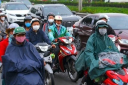 Cửa ngõ TPHCM chật kín người về quê đón Tết trong mưa trái mùa