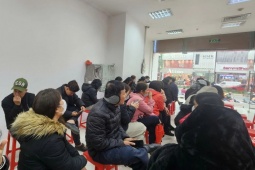 Giá vàng hôm nay mới nhất (11/2) diễn biến "lạ": Người mua lại xếp hàng, nhà vàng vẫn bán "trên giấy"