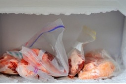 Sai lầm khi cất thịt gà chín trong tủ lạnh khiến vi khuẩn sinh sôi