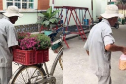 Xúc động clip cụ ông bán ve chai mang hoa Tết đến tặng ân nhân