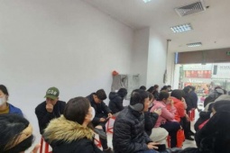 Giá vàng hôm nay mới nhất (11/2) diễn biến "lạ": Người mua lại xếp hàng, nhà vàng vẫn bán "trên giấy"