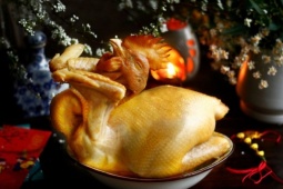 Luộc gà Tết: Chờ nổi hay chọc đùi?