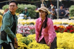 TPHCM mù mịt trong mưa trái mùa, người bán hoa 'ngồi trên đống lửa' ngày cận Tết
