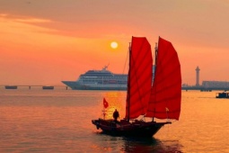 Thuyền buồm cánh đỏ trên vịnh Hạ Long gợi ký ức xưa