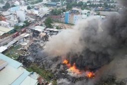 Cháy kho hàng trong khu dân cư ở TP HCM