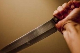 Dọa bỏ nhà ra đi, vợ bị chồng dùng dao đâm nhập viện