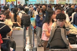 Sân bay Tân Sơn Nhất 'căng sức' phục vụ hơn 160.000 lượt khách ngày 24 tháng Chạp