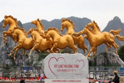 Linh vật 'Bát Mã' khổng lồ tung vó dũng mãnh tại Quảng Ninh