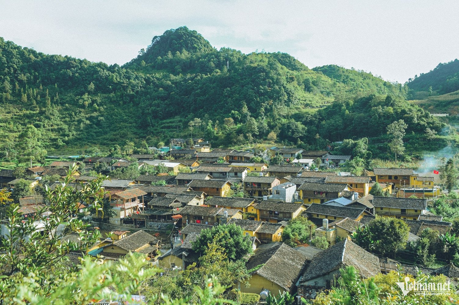 Tại bản còn rất nhiều nhà trình tường, có tuổi đời từ vài chục đến hơn 200 năm