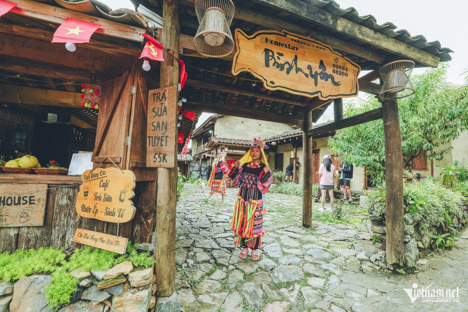 Tại bản còn rất nhiều nhà trình tường, có tuổi đời từ vài chục đến hơn 200 năm